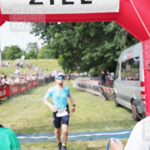 21.06.2025 - 27. Vierlanden-Triathlon MichiJ http://msf.ph/oto/7993259 15.06.2026 11:16:12 Ziel 411, 434 meine-sportfotos.de