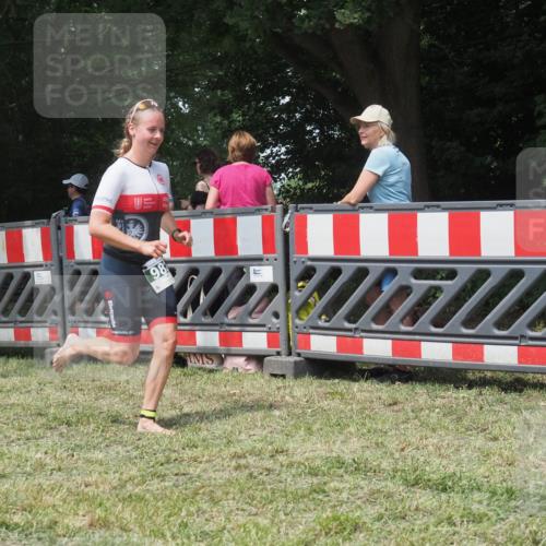 21.06.2025 - 27. Vierlanden-Triathlon KatJ http://msf.ph/oto/7993262 15.06.2025 12:33:54 Ziel 982 meine-sportfotos.de