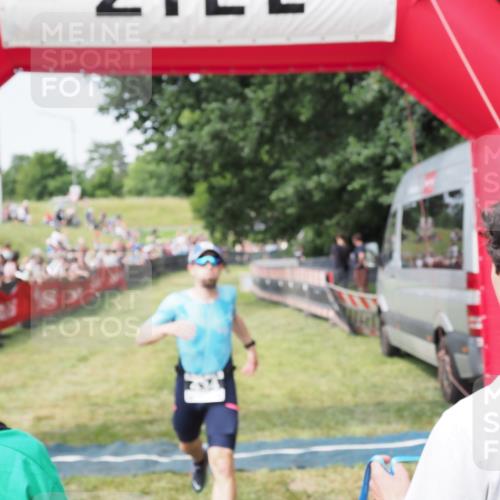 21.06.2025 - 27. Vierlanden-Triathlon MichiJ http://msf.ph/oto/7993296 15.06.2026 11:16:12 Ziel 411, 434 meine-sportfotos.de