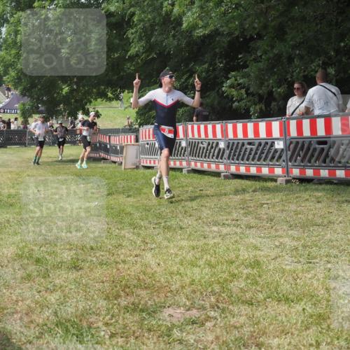 21.06.2025 - 27. Vierlanden-Triathlon KatJ http://msf.ph/oto/7993315 15.06.2025 12:34:18 Ziel 8 meine-sportfotos.de
