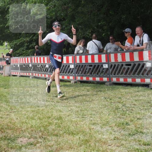 21.06.2025 - 27. Vierlanden-Triathlon KatJ http://msf.ph/oto/7993334 15.06.2025 12:34:18 Ziel 8 meine-sportfotos.de