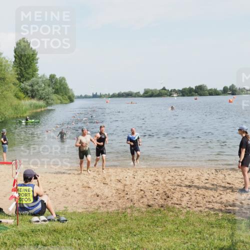 21.06.2025 - 27. Vierlanden-Triathlon MichiJ http://msf.ph/oto/7993340 15.06.2026 09:55:31 Schwimmen 272, 316, 327, 329, 335, 353, 548 meine-sportfotos.de
