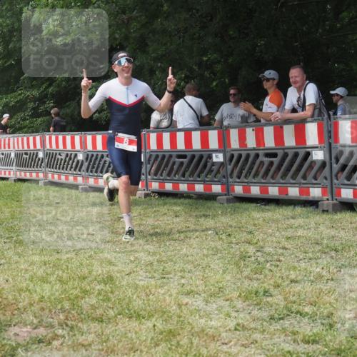 21.06.2025 - 27. Vierlanden-Triathlon KatJ http://msf.ph/oto/7993342 15.06.2025 12:34:18 Ziel 8 meine-sportfotos.de
