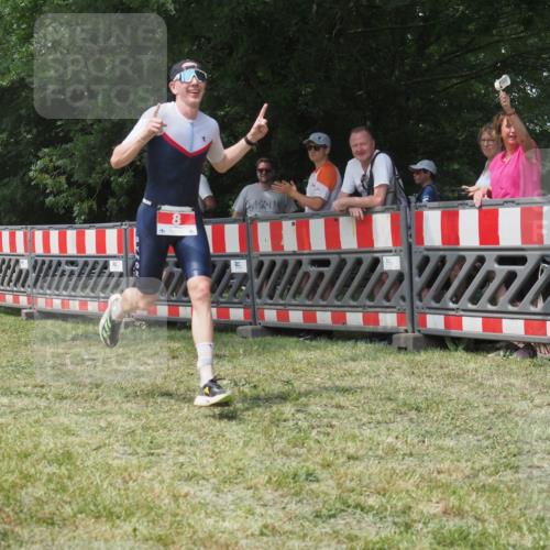 21.06.2025 - 27. Vierlanden-Triathlon KatJ http://msf.ph/oto/7993355 15.06.2025 12:34:19 Ziel 8, 50 meine-sportfotos.de