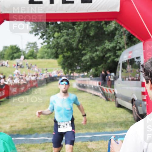 21.06.2025 - 27. Vierlanden-Triathlon MichiJ http://msf.ph/oto/7993356 15.06.2026 11:16:12 Ziel 411, 434 meine-sportfotos.de