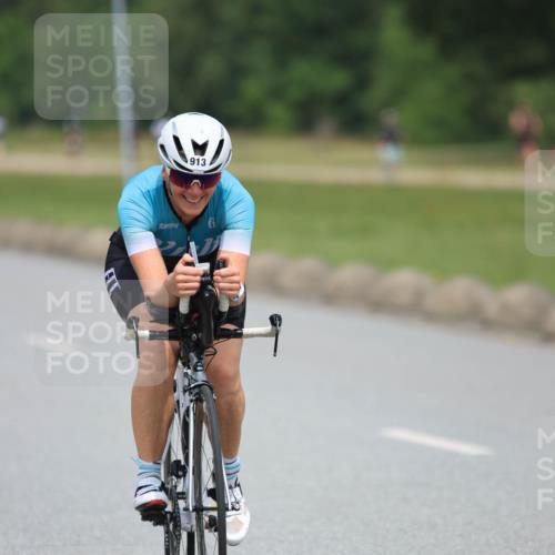 21.06.2025 - 27. Vierlanden-Triathlon H.Heesch http://msf.ph/oto/7993371 15.06.2025 12:04:44 Radfahren 252, 822, 826, 913 meine-sportfotos.de