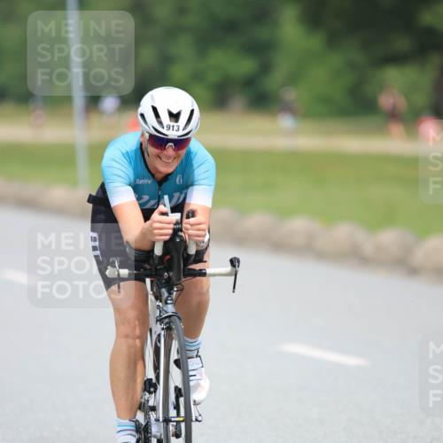 21.06.2025 - 27. Vierlanden-Triathlon H.Heesch http://msf.ph/oto/7993379 15.06.2025 12:04:44 Radfahren 252, 822, 826, 913 meine-sportfotos.de