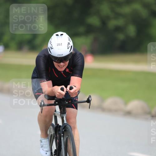 21.06.2025 - 27. Vierlanden-Triathlon H.Heesch http://msf.ph/oto/7993389 15.06.2025 12:04:50 Radfahren 252, 673, 699 meine-sportfotos.de
