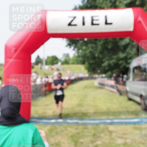 21.06.2025 - 27. Vierlanden-Triathlon MichiJ http://msf.ph/oto/7993394 15.06.2026 11:16:22 Ziel 324 meine-sportfotos.de