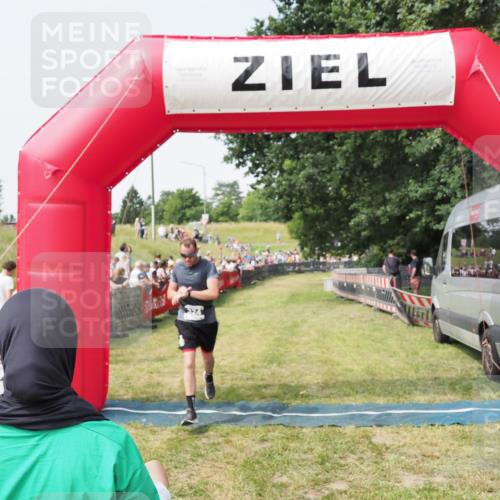 21.06.2025 - 27. Vierlanden-Triathlon MichiJ http://msf.ph/oto/7993460 15.06.2026 11:16:22 Ziel 324 meine-sportfotos.de