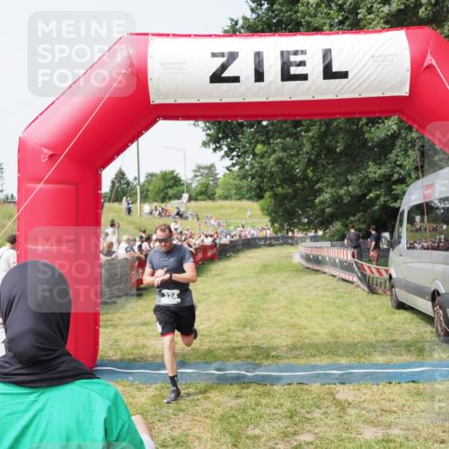 21.06.2025 - 27. Vierlanden-Triathlon MichiJ http://msf.ph/oto/7993472 15.06.2026 11:16:22 Ziel 324 meine-sportfotos.de