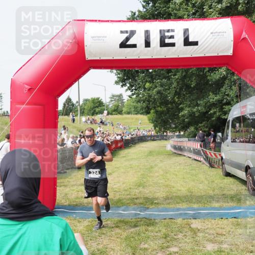 21.06.2025 - 27. Vierlanden-Triathlon MichiJ http://msf.ph/oto/7993484 15.06.2026 11:16:22 Ziel 324 meine-sportfotos.de