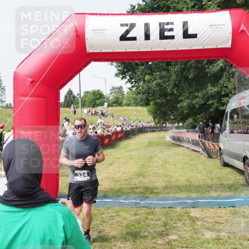 21.06.2025 - 27. Vierlanden-Triathlon MichiJ http://msf.ph/oto/7993513 15.06.2026 11:16:23 Ziel 324 meine-sportfotos.de