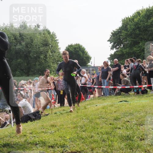 15.06.2025 - 27. Vierlanden-Triathlon KatJ http://msf.ph/oto/7993531 15.06.2025 09:54:26 Schwimmen 253, 255, 261, 302, 337, 342, 354 meine-sportfotos.de