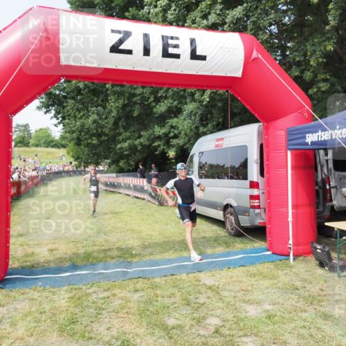 21.06.2025 - 27. Vierlanden-Triathlon MichiJ http://msf.ph/oto/7993535 15.06.2026 11:16:37 Ziel 395, 548 meine-sportfotos.de