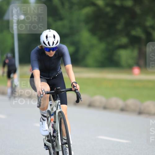 15.06.2025 - 27. Vierlanden-Triathlon H.Heesch http://msf.ph/oto/7993563 15.06.2025 10:26:02 Radfahren 129, 182, 212, 246, 489, 501, 566, 577, 595, 633 meine-sportfotos.de