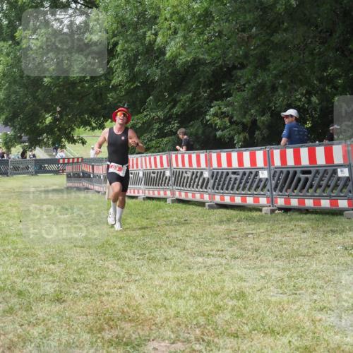 21.06.2025 - 27. Vierlanden-Triathlon KatJ http://msf.ph/oto/7993607 15.06.2025 12:35:11 Ziel 69 meine-sportfotos.de