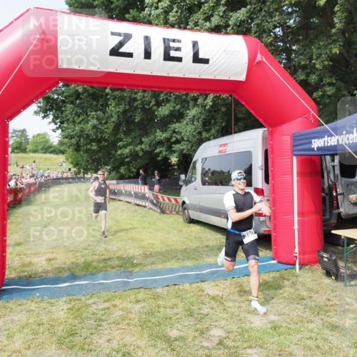 21.06.2025 - 27. Vierlanden-Triathlon MichiJ http://msf.ph/oto/7993615 15.06.2026 11:16:38 Ziel 395, 548 meine-sportfotos.de