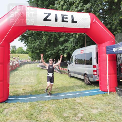 21.06.2025 - 27. Vierlanden-Triathlon MichiJ http://msf.ph/oto/7993649 15.06.2026 11:16:39 Ziel 395, 548 meine-sportfotos.de