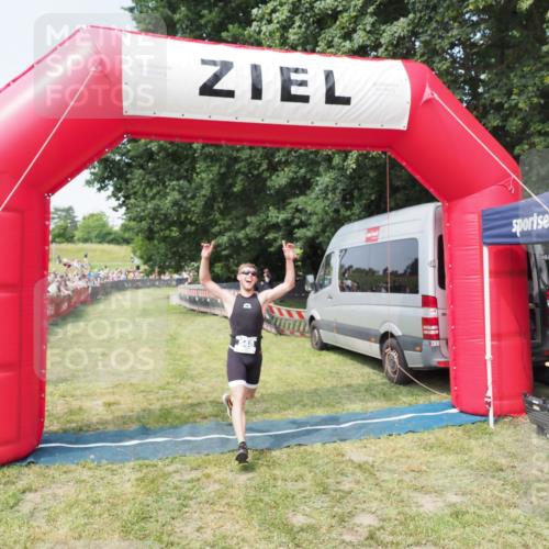 21.06.2025 - 27. Vierlanden-Triathlon MichiJ http://msf.ph/oto/7993669 15.06.2026 11:16:39 Ziel 395, 548 meine-sportfotos.de