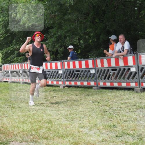 21.06.2025 - 27. Vierlanden-Triathlon KatJ http://msf.ph/oto/7993690 15.06.2025 12:35:12 Ziel 69 meine-sportfotos.de