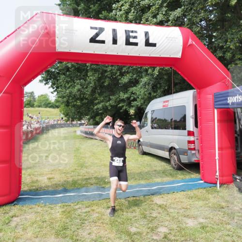 21.06.2025 - 27. Vierlanden-Triathlon MichiJ http://msf.ph/oto/7993691 15.06.2026 11:16:39 Ziel 395, 548 meine-sportfotos.de