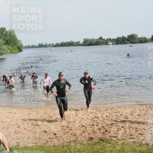 21.06.2025 - 27. Vierlanden-Triathlon MichiJ http://msf.ph/oto/7993696 15.06.2026 09:55:42 Schwimmen 273, 300, 303 meine-sportfotos.de