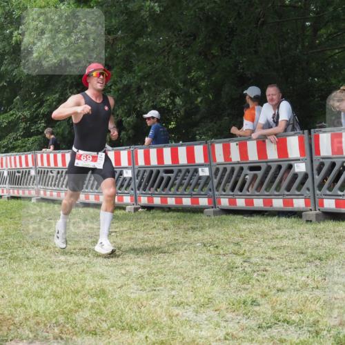 21.06.2025 - 27. Vierlanden-Triathlon KatJ http://msf.ph/oto/7993711 15.06.2025 12:35:12 Ziel 69 meine-sportfotos.de
