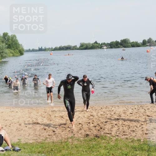 21.06.2025 - 27. Vierlanden-Triathlon MichiJ http://msf.ph/oto/7993713 15.06.2026 09:55:42 Schwimmen 273, 300, 303 meine-sportfotos.de