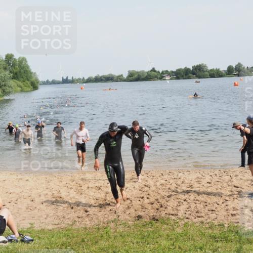 21.06.2025 - 27. Vierlanden-Triathlon MichiJ http://msf.ph/oto/7993721 15.06.2026 09:55:42 Schwimmen 273, 300, 303 meine-sportfotos.de