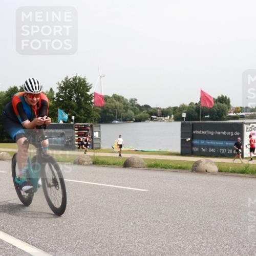 15.06.2025 - 27. Vierlanden-Triathlon H.Heesch http://msf.ph/oto/7993728 15.06.2025 11:17:30 Radfahren 213, 672, 824, 847 meine-sportfotos.de