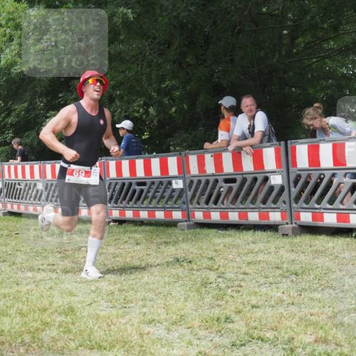 21.06.2025 - 27. Vierlanden-Triathlon KatJ http://msf.ph/oto/7993729 15.06.2025 12:35:13 Ziel 69 meine-sportfotos.de