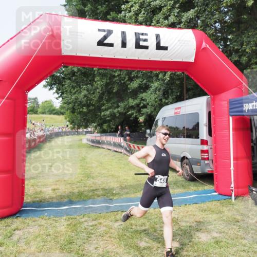 21.06.2025 - 27. Vierlanden-Triathlon MichiJ http://msf.ph/oto/7993736 15.06.2026 11:16:39 Ziel 395, 548 meine-sportfotos.de