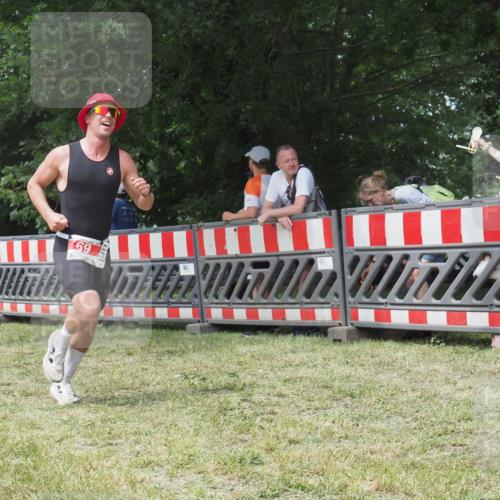 21.06.2025 - 27. Vierlanden-Triathlon KatJ http://msf.ph/oto/7993747 15.06.2025 12:35:13 Ziel 69 meine-sportfotos.de