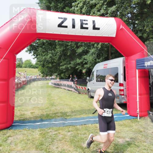 21.06.2025 - 27. Vierlanden-Triathlon MichiJ http://msf.ph/oto/7993756 15.06.2026 11:16:39 Ziel 395, 548 meine-sportfotos.de