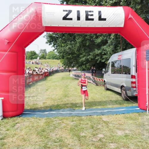 21.06.2025 - 27. Vierlanden-Triathlon MichiJ http://msf.ph/oto/7993778 15.06.2026 11:17:26 Ziel  meine-sportfotos.de