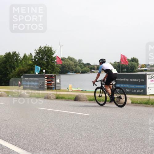15.06.2025 - 27. Vierlanden-Triathlon H.Heesch http://msf.ph/oto/7993809 15.06.2025 11:18:18 Radfahren 816, 829 meine-sportfotos.de