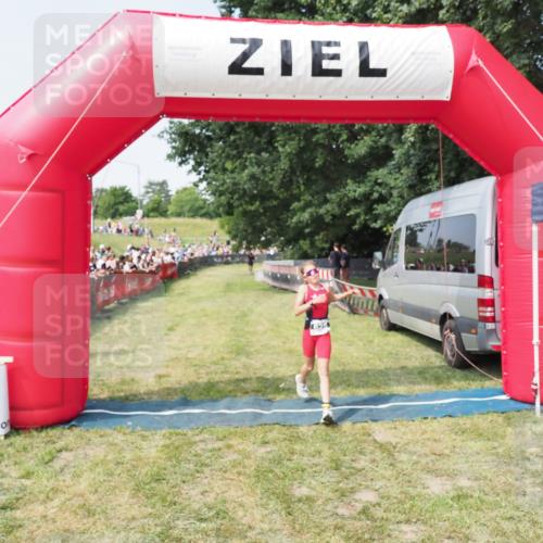 21.06.2025 - 27. Vierlanden-Triathlon MichiJ http://msf.ph/oto/7993824 15.06.2026 11:17:27 Ziel  meine-sportfotos.de