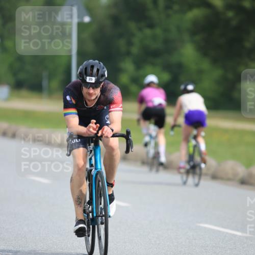 15.06.2025 - 27. Vierlanden-Triathlon H.Heesch http://msf.ph/oto/7993840 15.06.2025 10:27:01 Radfahren 35, 288, 479, 557, 574, 588 meine-sportfotos.de