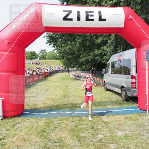 21.06.2025 - 27. Vierlanden-Triathlon MichiJ http://msf.ph/oto/7993841 15.06.2026 11:17:27 Ziel  meine-sportfotos.de