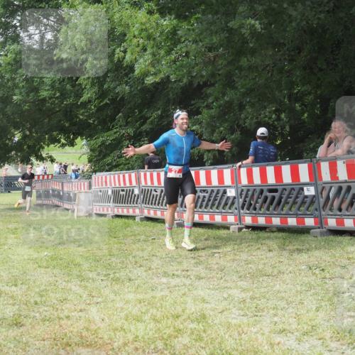 21.06.2025 - 27. Vierlanden-Triathlon KatJ http://msf.ph/oto/7993845 15.06.2025 12:41:28 Ziel 20, 27 meine-sportfotos.de