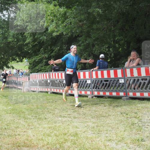 21.06.2025 - 27. Vierlanden-Triathlon KatJ http://msf.ph/oto/7993860 15.06.2025 12:41:29 Ziel 20, 27 meine-sportfotos.de