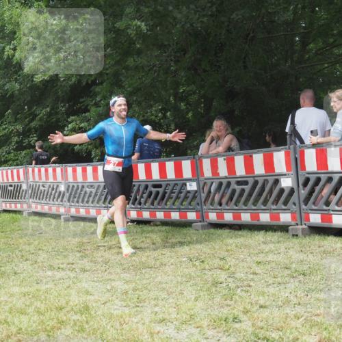 21.06.2025 - 27. Vierlanden-Triathlon KatJ http://msf.ph/oto/7993898 15.06.2025 12:41:29 Ziel 20, 27 meine-sportfotos.de