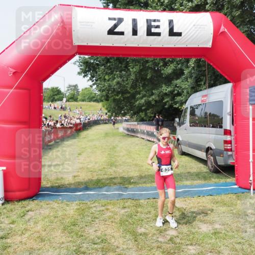 21.06.2025 - 27. Vierlanden-Triathlon MichiJ http://msf.ph/oto/7993902 15.06.2026 11:17:27 Ziel  meine-sportfotos.de