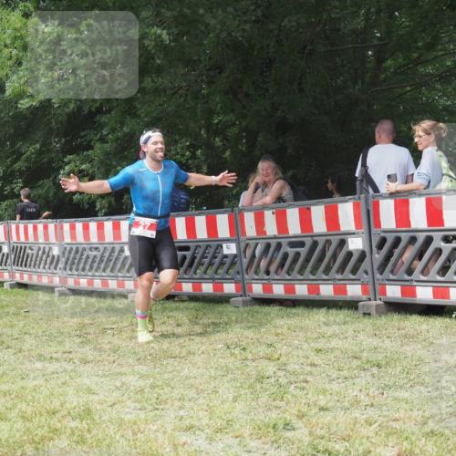 21.06.2025 - 27. Vierlanden-Triathlon KatJ http://msf.ph/oto/7993912 15.06.2025 12:41:29 Ziel 20, 27 meine-sportfotos.de
