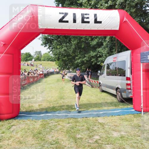 21.06.2025 - 27. Vierlanden-Triathlon MichiJ http://msf.ph/oto/7993921 15.06.2026 11:17:36 Ziel 392 meine-sportfotos.de