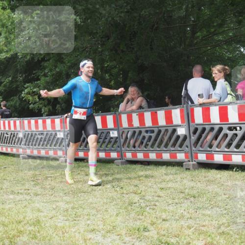 21.06.2025 - 27. Vierlanden-Triathlon KatJ http://msf.ph/oto/7993927 15.06.2025 12:41:29 Ziel 20, 27 meine-sportfotos.de