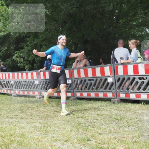 21.06.2025 - 27. Vierlanden-Triathlon KatJ http://msf.ph/oto/7993941 15.06.2025 12:41:29 Ziel 20, 27 meine-sportfotos.de