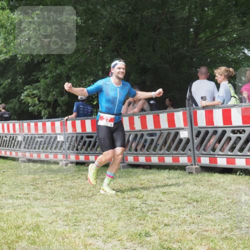 21.06.2025 - 27. Vierlanden-Triathlon KatJ http://msf.ph/oto/7993953 15.06.2025 12:41:29 Ziel 20, 27 meine-sportfotos.de