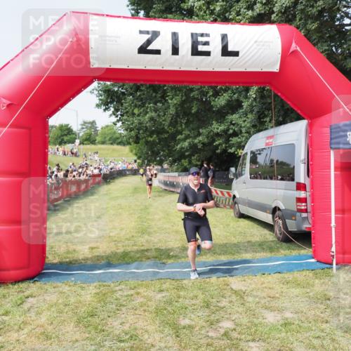 21.06.2025 - 27. Vierlanden-Triathlon MichiJ http://msf.ph/oto/7993967 15.06.2026 11:17:36 Ziel 392 meine-sportfotos.de